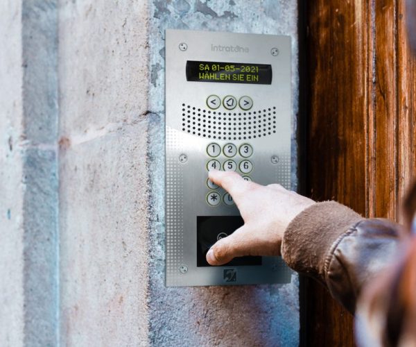 V4-in-situation-man_02-1024x683